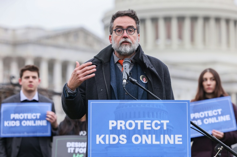 L'ancien ingénieur de META Arturo Béjar prend la parole lors d'un rassemblement pour demander aux entreprises de la tech et des réseaux sociaux de rendre des comptes sur les mesures prises pour protéger les enfants et les adolescents en ligne, le 31 janvier 2024 à Washington, DC.