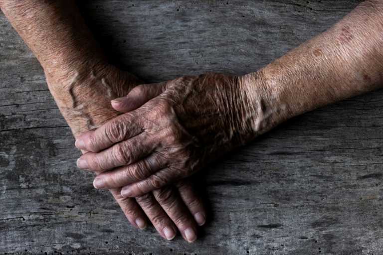 Les candidats au poste d'accompagnant de personnes âgées ne se bousculent pas au portillon, rebutés pour certains par des conditions de travail intenses et physiques