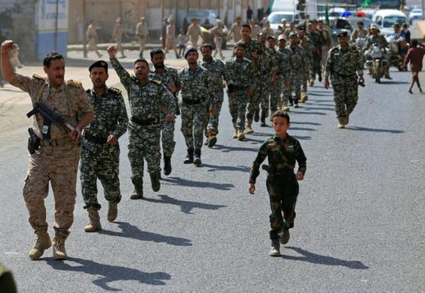 Des partisans des autorités houthies défilent lors d'un rassemblement visant à recruter de nouveaux combattants, à Sanaa, le 10 septembre 2026 au Yémen