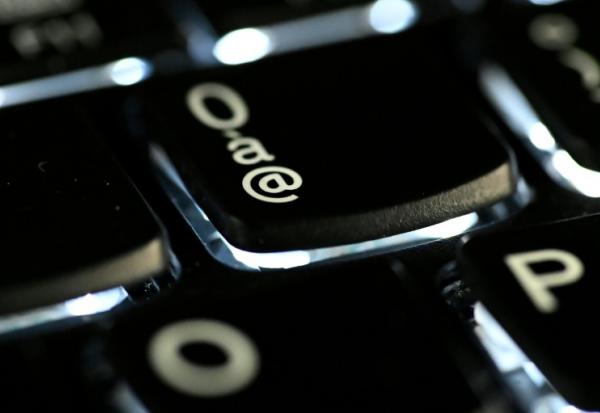 Se présentant comme un duo français, ZeroBytes, les pirates derrière le vol massif de données au fisc, déjà connus pour de précédentes cyberattaques, ont déclaré lundi à l'AFP avoir vendu leur butin