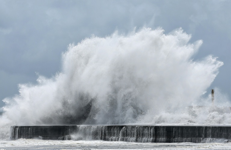 De fortes vagues déferlent le long de la côte à Yilan, alors que le typhon Bavi se dirige vers le nord-est de Taïwan, le 10 juillet 2026