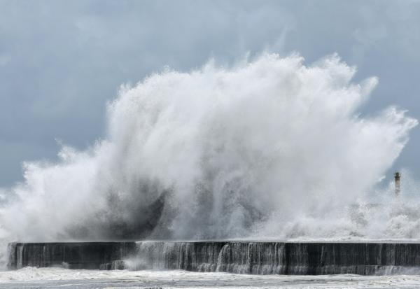 De fortes vagues déferlent le long de la côte à Yilan, alors que le typhon Bavi se dirige vers le nord-est de Taïwan, le 10 juillet 2026