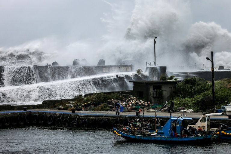 Un bateau de pêche à Yilan où des fortes vagues se brisent sur la jetée, alors que le typhon Bavi se dirige vers le nord-est de Taïwan, le 10 juillet 2026
