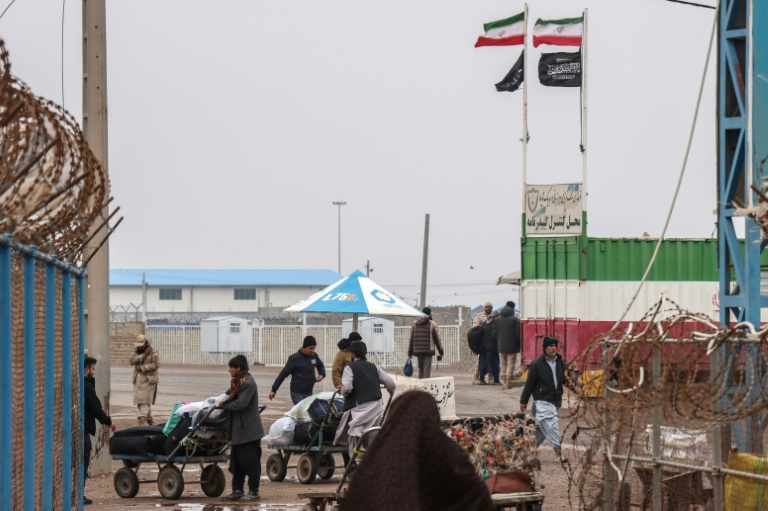 Des Afghans fuyant l'Iran en guerre reviennent dans leur pays par le poste-frontière d'Islam Qala, dans la province de Hérat, le 5 mars 2026