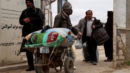 Des Afghans, quittant l'Iran, reviennent dans leur pays au poste-frontière d'Islam Qala, dans la province de Hérat, le 10 mars 2026
