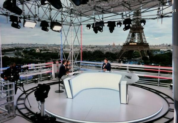 France 2 reçoit Emmanuel Macron sur un plateau installé sur le toit du Musée de l'Homme au Trocadéro, à Paris, le 23 juillet 2024