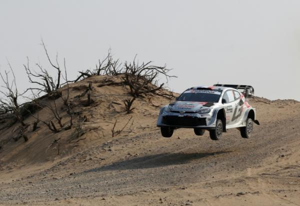 La Toyota du Français Sébastien Ogier, lors du Rallye d'Arabie saoudite, le 27 novembre 2025 à Jeddah