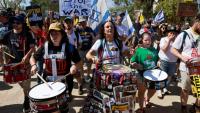 Des familles d'otages retenus dans la bande de Gaza et personnes les soutenant brandissent des panneaux et drapeaux israéliens lors d'une manifestation appelant à les libérer, à Jérusalem, le 17 août 2025