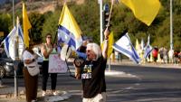 Des Israéliens manifestent près de Kiryat Shmona, dans le nord du pays, pour exiger du gouvernement un accord garantissant la libération des otages retenus à Gaza, le 17 août 2025