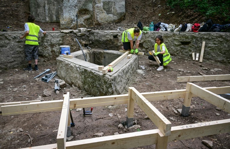 Des étudiants en architecture participent à la reconstruction d'une promenade de la cité thermale de Baile Herculane, le 29 juillet 2025 en Roumanie