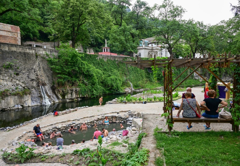 Des touristes profitent des eaux thermales riches en soufre de la ville de Baile Herculane, le 29 juillet 2025 en Roumanie
