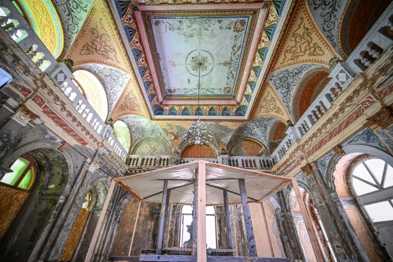 Le hall d'entrée des bains impériaux de Neptune, laissés à l'abandon, le 29 juillet 2025 à Baile Herculane, en Roumanie