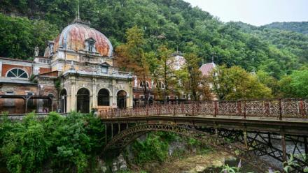 Les bains impériaux de Neptune, laissés  à l'abandon, le 29 juillet 2025 à Baile Herculane, en Roumanie