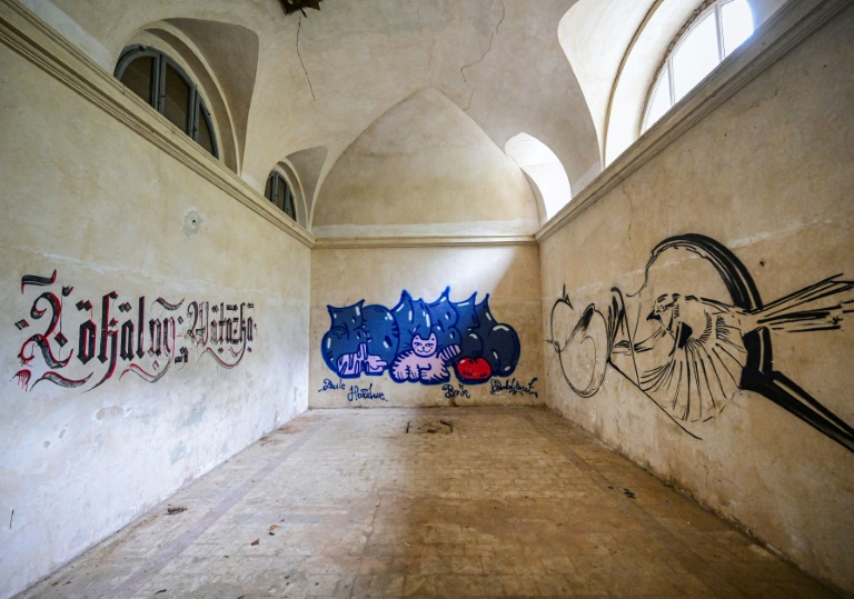 Les murs intérieurs des bains impériaux de Neptune recouverts de graffitis, le 29 juillet 2025 à Baile Herculane, en Roumanie
