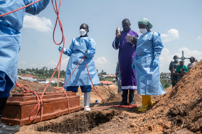 Des équipes de la Fédération internationale des Sociétés de la Croix-Rouge et du Croissant-Rouge préparent, au cimetière de Mbiyo, l’inhumation du corps d’un orphelin décédé d'Ebola, dans la province congolaise de l’Ituri, le 19 juin 2026