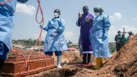 Des équipes de la Fédération internationale des Sociétés de la Croix-Rouge et du Croissant-Rouge préparent, au cimetière de Mbiyo, l’inhumation du corps d’un orphelin décédé d'Ebola, dans la province congolaise de l’Ituri, le 19 juin 2026