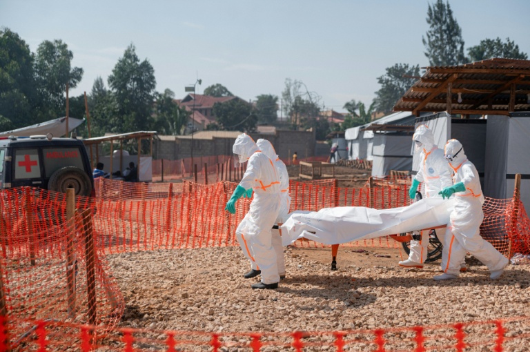 Des agents sanitaires transportent le corps d'une victime du virus Ebola, le 13 juin 2026 à Bunia, dans la province de l'Ituri, en RDC