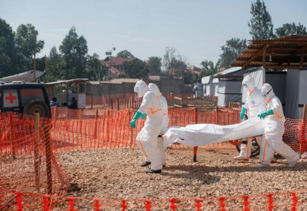 Des agents sanitaires transportent le corps d'une victime du virus Ebola, le 13 juin 2026 à Bunia, dans la province de l'Ituri, en RDC