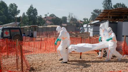 Des agents sanitaires transportent le corps d'une victime du virus Ebola, le 13 juin 2026 à Bunia, dans la province de l'Ituri, en RDC
