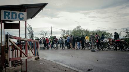 Des Burundais déplacés par les combats font la queue avec leurs biens pour tenter de passer au Burundi suite à la fermeture de la frontière entre la République démocratique du Congo et le Burundi, au poste-frontière de Kavimvira (RDC) le 14 décembre 2025
