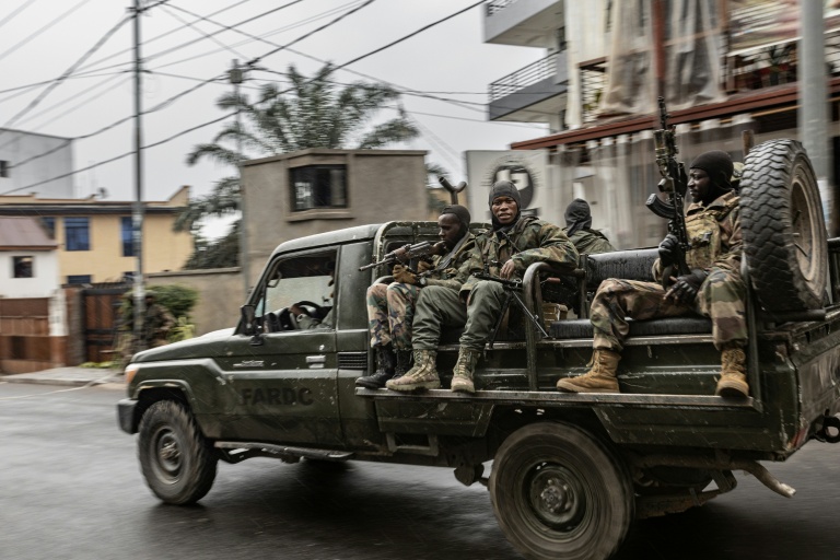 Des membres du groupe armé M23 patrouillent dans une rue de Goma, en République démocratique du Congo, le 29 janvier 2025