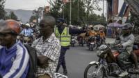 Un policier du groupe armé M23 dirige la circulation à un carrefour à Goma, en RDC, le 15 janvier 2026