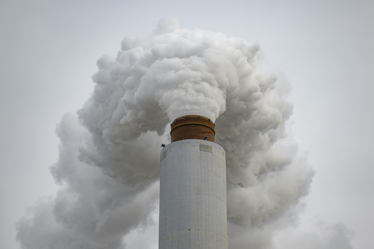 De la fumée s'échappe d'une cheminée dans une centrale à charbon à Ghent, dans le Kentucky, aux Etats-Unis, le 14 février 2026