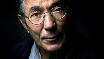 L'écrivain Boualem Sansal pose à Paris le 4 septembre 2015