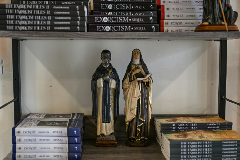 Des statuettes de saints sur une étagère de livres dans le Centre Saint-Michel pour la libération spirituelle et l'exorcisme, le 18 juillet 2026 à Manille 