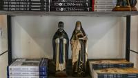 Des statuettes de saints sur une étagère de livres dans le Centre Saint-Michel pour la libération spirituelle et l'exorcisme, le 18 juillet 2026 à Manille 