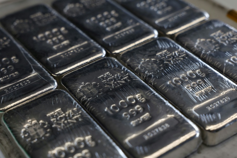 Cette photo, prise le 30 juin 2026, montre des lingots d'argent à la Royal Mint de Llantrisant, dans le sud du pays de Galles