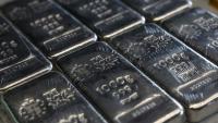 Cette photo, prise le 30 juin 2026, montre des lingots d'argent à la Royal Mint de Llantrisant, dans le sud du pays de Galles