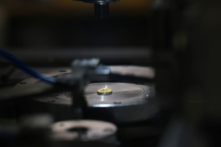 Cette photo, prise le 30 juin 2026, montre une pièce en or dans un outil de frappe à la Royal Mint de Llantrisant, dans le sud du pays de Galles