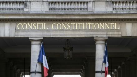 Le président du Conseil constitutionnel Richard Ferrand a balayé la proposition phare de Marine Le Pen, réviser la Constitution par référendum en contournant le Parlement