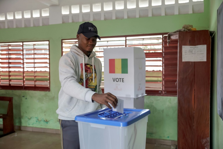 Un électeur vote sur le projet de nouvelle Constitution lors d'un référendum à Conakry le 21 september 2025.