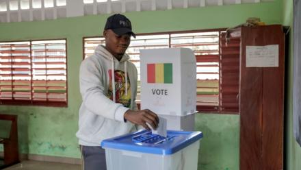 Un électeur vote sur le projet de nouvelle Constitution lors d'un référendum à Conakry le 21 september 2025.
