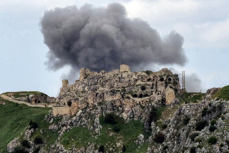 De la fumée s'élève après un bombardement israélien du village de Yohmor, dans le sud du Liban, derrière le château de Beaufort, datant de l’époque des Croisades au XIIe siècle, le 6 mai 2026