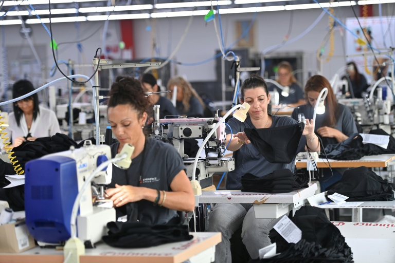Des employées travaillent à la fabrication de culottes menstruelles de la marque Elia, à Sauve, dans le Gard, le 29 septembre 2026