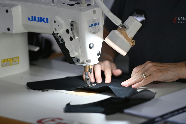 Une employée travaille à la fabrication d'une culotte menstruelle de la marque Elia, à Sauve, dans le Gard, le 29 septembre 2026