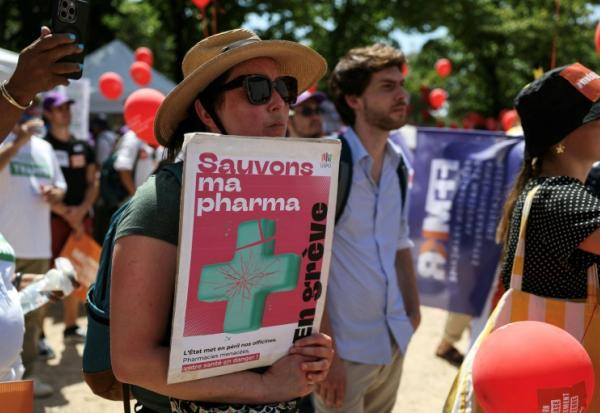 Manifestation à Paris le 1er juillet 2025 des phamaciens qui protestent contre une baisse des remises commerciales sur les médicaments génériques