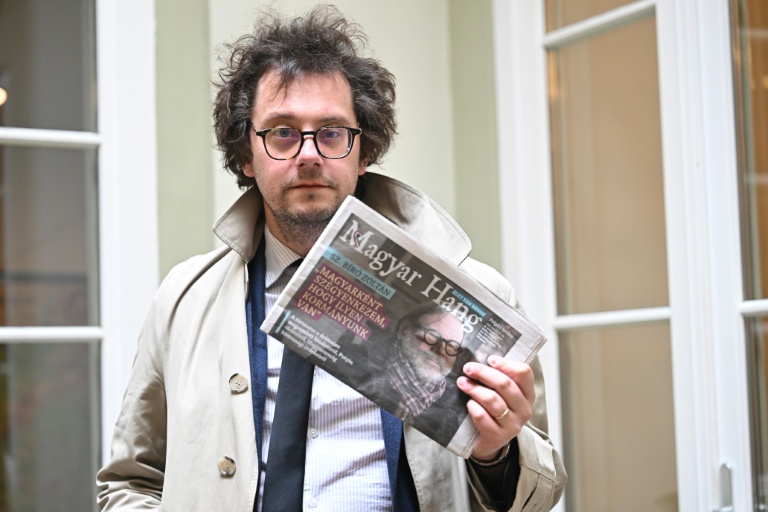 Le directeur général de RSF Thibaut Bruttintient  un exemplaire de l'hebdomadaire 