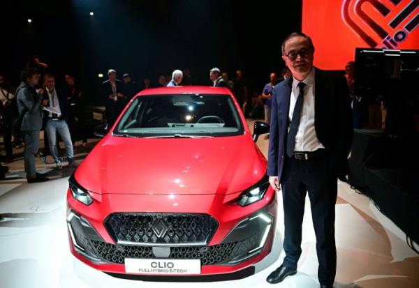 Le DG de Renault François Provost au Salon automobile de Munich le 8 septembre 2025, posant à côté de la nouvelle Clio "full hybrid e-tech"