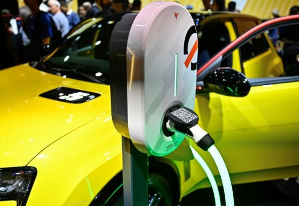 Station de rechargement d'une Renault 5 e-Tech en démonstration à la Porte de Versailles de Paris le 16 octobre 2024.