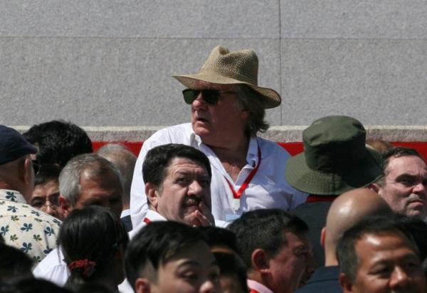 L'acteur français Gérard Depardieu assiste à un défilé militaire à Pyongyang le 9 septembre 2018