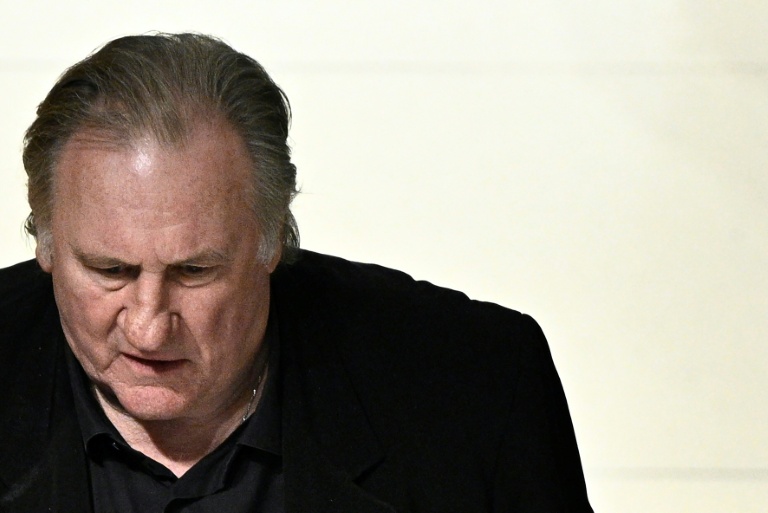 L'acteur français Gérard Depardieu lors de son procès à Paris pour avoir agressé sexuellement deux femmes sur le tournage d'un film, le 27 mars 2025