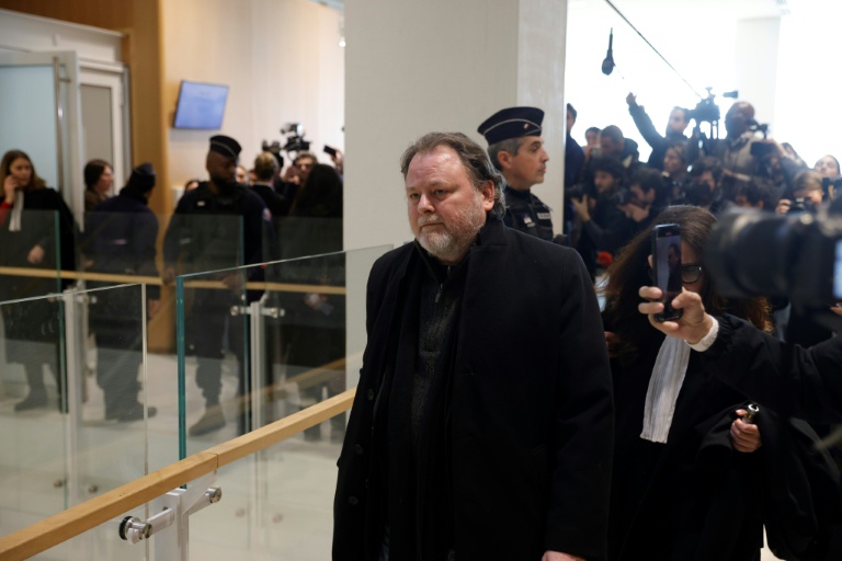 Le cinéaste Christophe Ruggia sort après son procès pour agressions sexuelles sur mineure, à Paris, le 3 février 2025