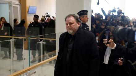 Le cinéaste Christophe Ruggia sort après son procès pour agressions sexuelles sur mineure, à Paris, le 3 février 2025