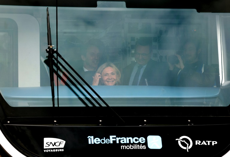La présidente d'Ile-de-France Mobilités (IDFM) Valérie Pécresse aux commandes de la première rame du nouveau train MI20 sorti d'usine qui remplacera les vieilles rames du RER B en Ile de France, le 7 mai 2026 à Crespin (Nord)
