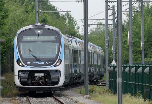 Première sortie d'usine du train MI20 construit par Alstom et CAF, qui remplacera pour la SNCF et la RATP les vieilles rames du RER B francilien, à Crespin (nord) le 7 mai 2026

