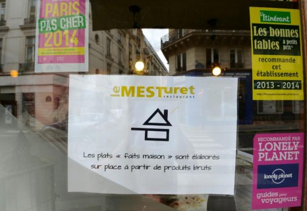 Le logo "fait maison" affiché sur la vitrine d'un restaurant à Paris le 15 juillet 2014